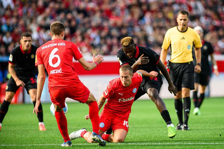 Holstein Kiel erkämpft sich einen Punkt in Leverkusen.