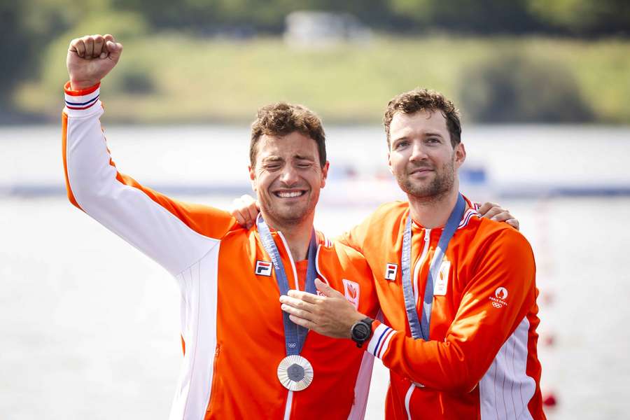 Melvin Twellaar en Stef Broenink na de medaille-uitreiking in Parijs