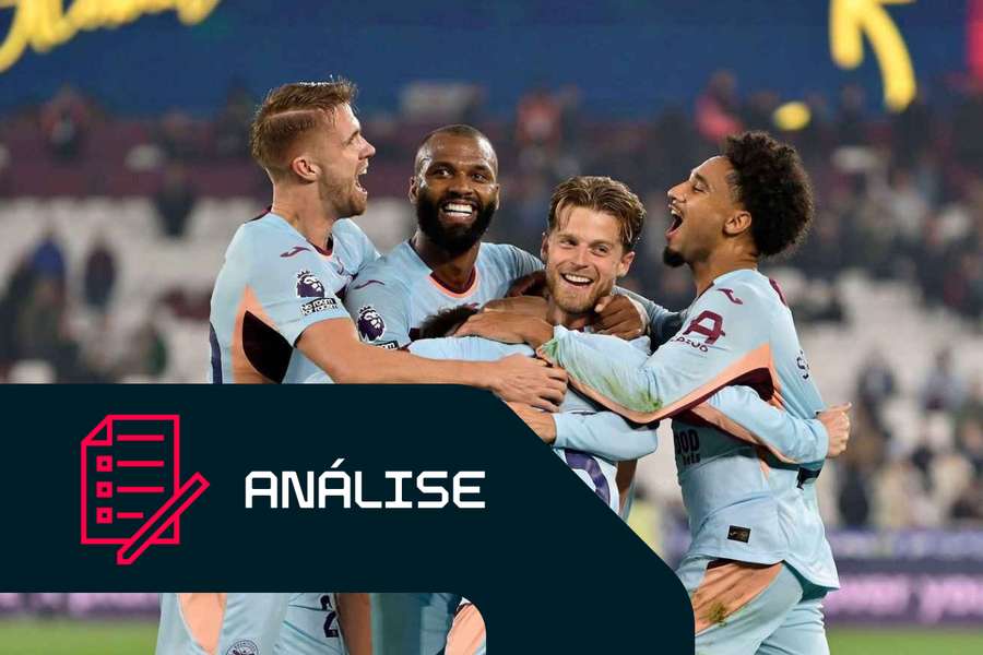 Mathias Jensen, do Brentford, é rodeado pelos colegas de equipa após marcar o segundo golo das Abelhas no terreno do West Ham