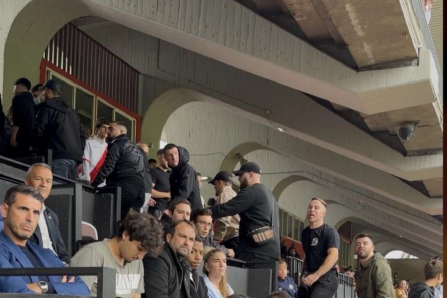 Algunos individuos increpando cerca del palco de Vallecas