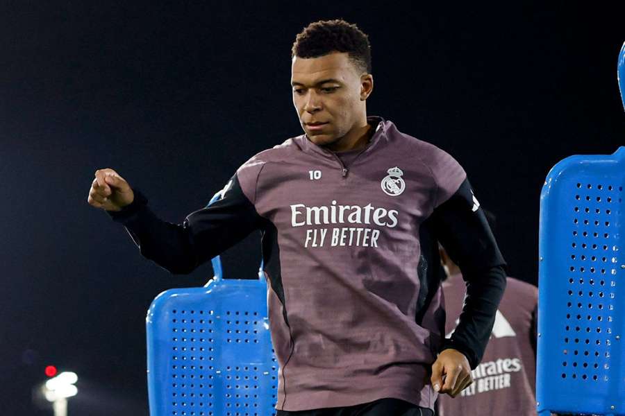Mbappé em treino do Real Madrid na Arábia Saudita