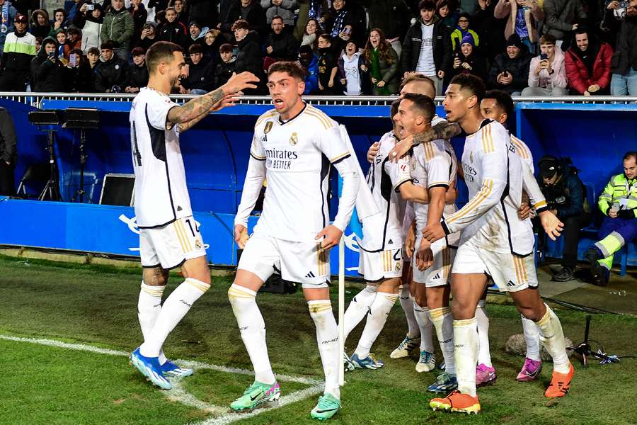 Vázquez é celebrado por companheiros após marcar o gol da vitória