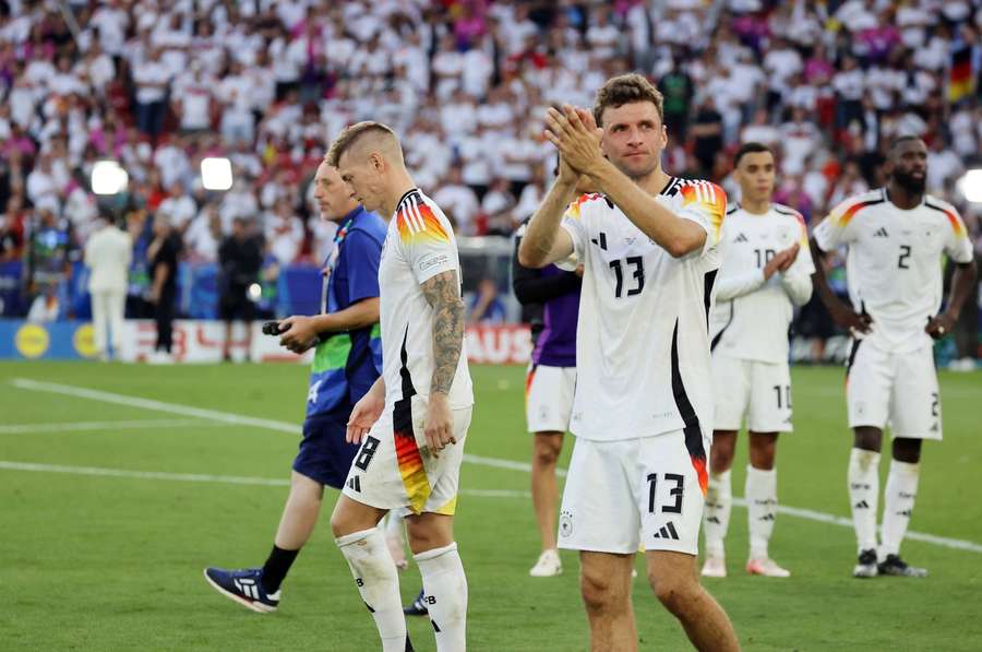 Emotionaler Abschied für Toni Kroos und Thomas Müller (M.).