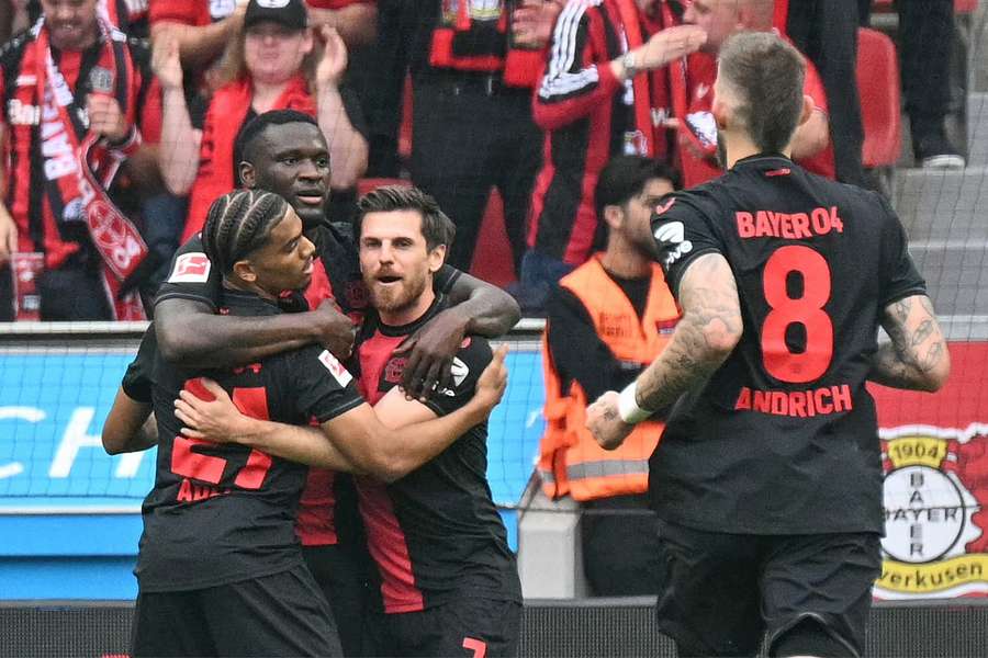 Leverkusen vence Augsburg e confirma 1° título invicto da história da Bundesliga