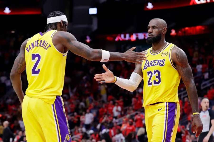 James potiahol Lakers k víťazstvu.