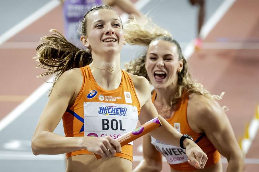 Femke Bol en Lieke Klaver in actie tijdens WK indoor