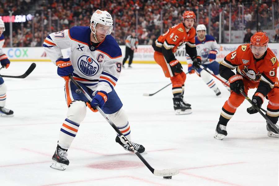 Connor McDavid, des Oilers d’Edmonton, patine avec le palet face aux Ducks d’Anaheim lors des séries éliminatoires de la NHL la saison dernière Connor McDavid, des Oilers d’Edmonton, patine avec le palet face aux Ducks d’Anaheim lors des séries éliminatoires de la NHL la saison dernière