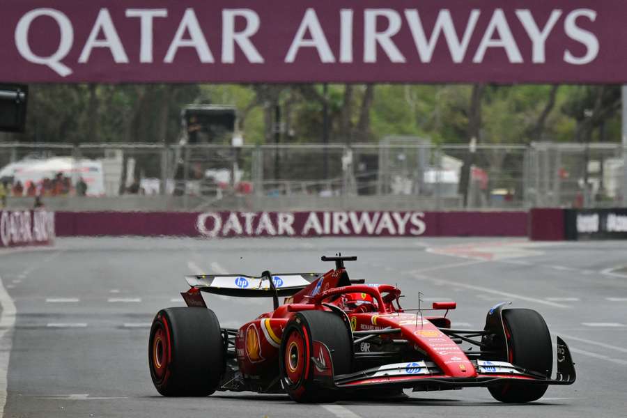 Charles Leclerc garantiu a pole position em Baku