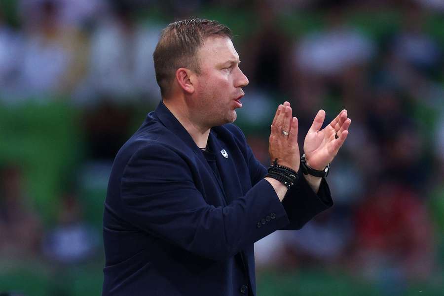 Melbourne Victory manager Arthur Diles encourages his players on Monday.
