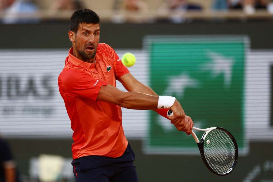 Djokovic slår genstridig spanier og går videre i Paris