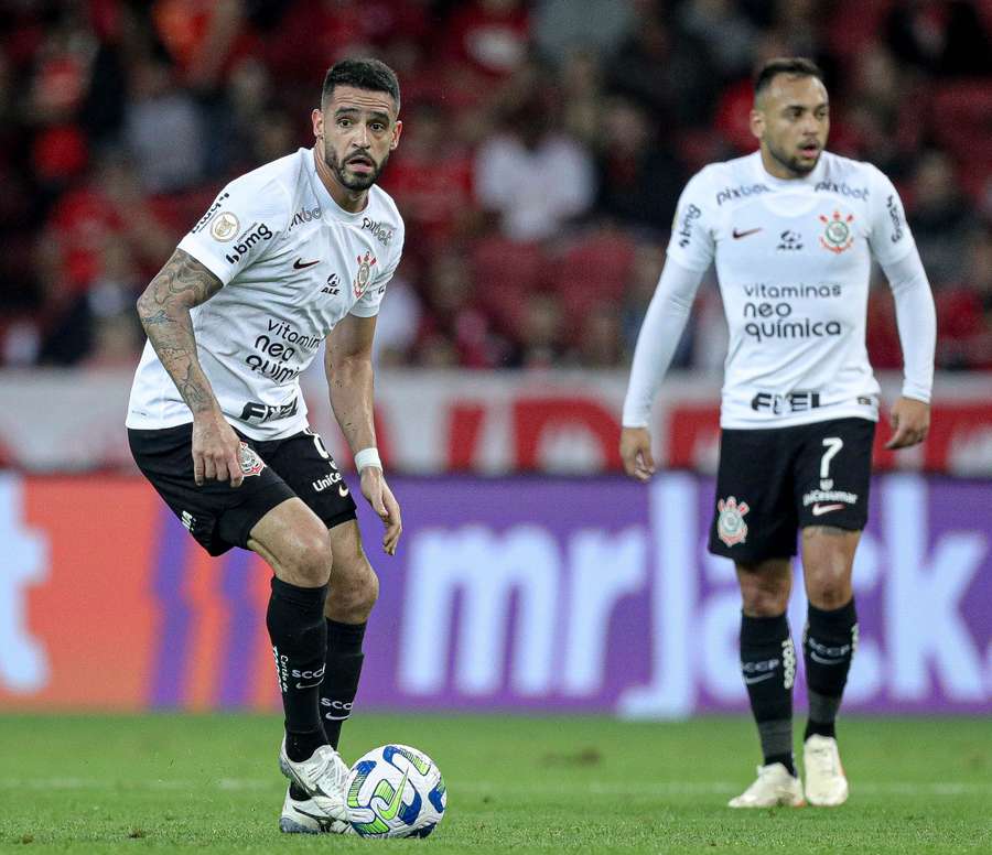 Renato Augusto teve liberdade para fazer o primeiro gol do Corinthians