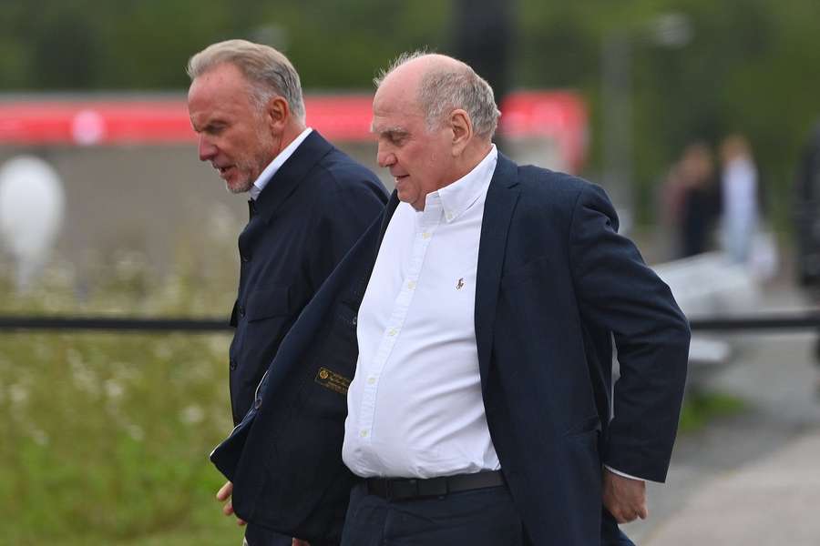 Karl-Heinz Rummenigge (à esquerda) e Uli Hoeneß (à direita)