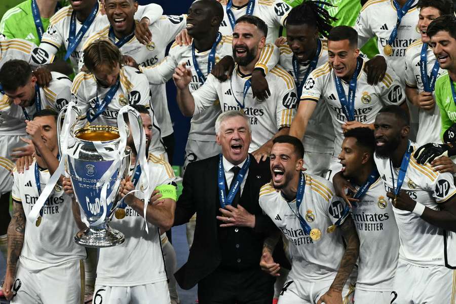 Carlo Ancelotti circondato dai suoi giocatori