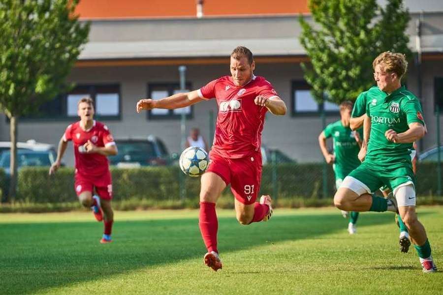 Starší v dueli proti Petržalke.