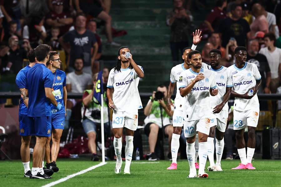 Les joueurs de Marseille en train de se désaltérer. 