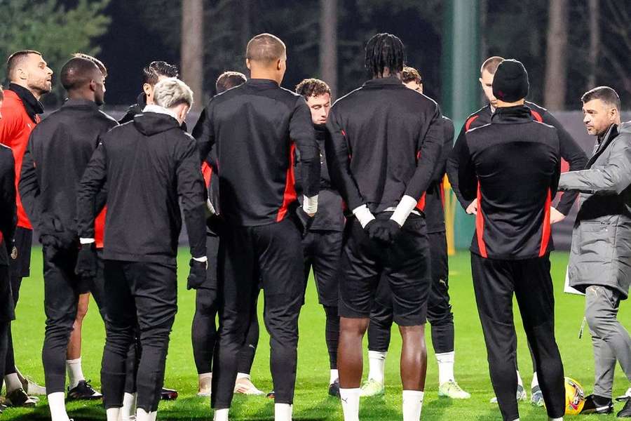 Sérgio Conceição conversa com os jogadores do Milan