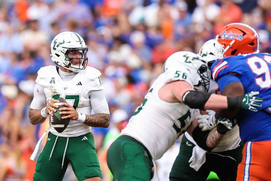 South Florida QB Byrum Brown looks to pass against Florida (2025)