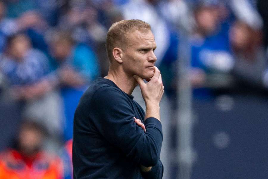 Auf Schalke-Trainer Karel Geraerts wartet am Sonntag ein schwieriges Auswärtsspiel.