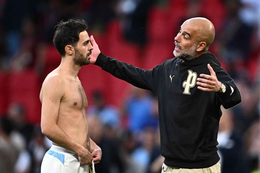 Pep Guardiola com Bernardo Silva Pep Guardiola com Bernardo Silva