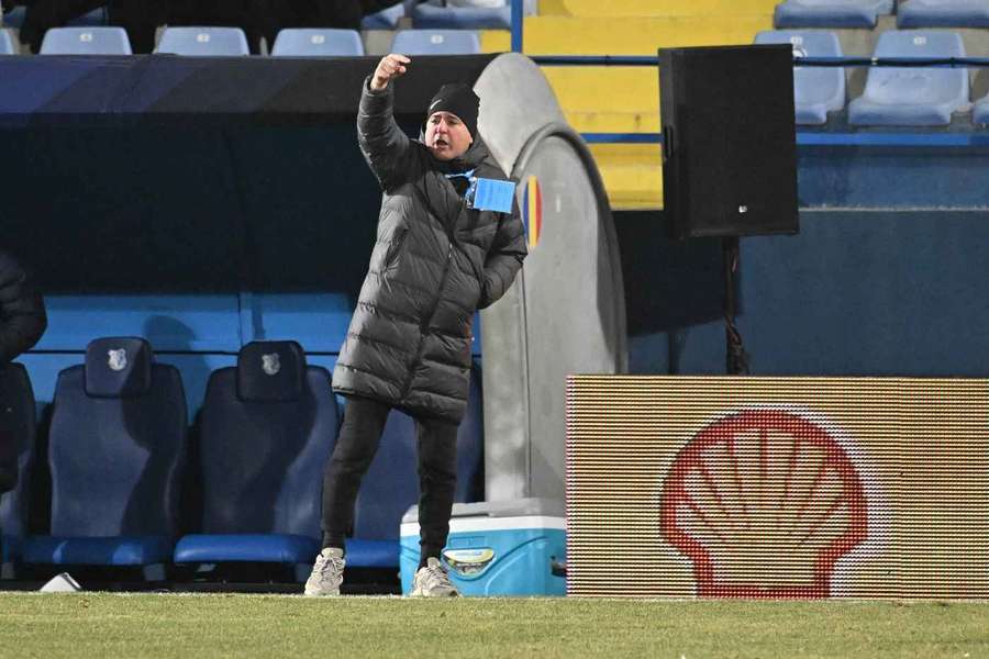 Antrenorul Farului, Ianis Zicu