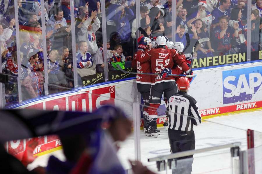 Mannheim feiert das 1:0 durch Zachary Solow
