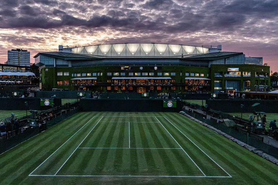 Ve Wimbledonu se hrály zbylé osmifinálové zápasy.