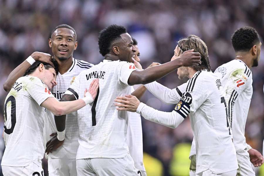Vinicius świętujący gola z kolegami z drużyny