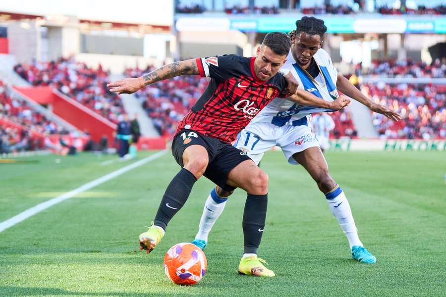 Neyou intenta robar la bola a Dani Rodríguez