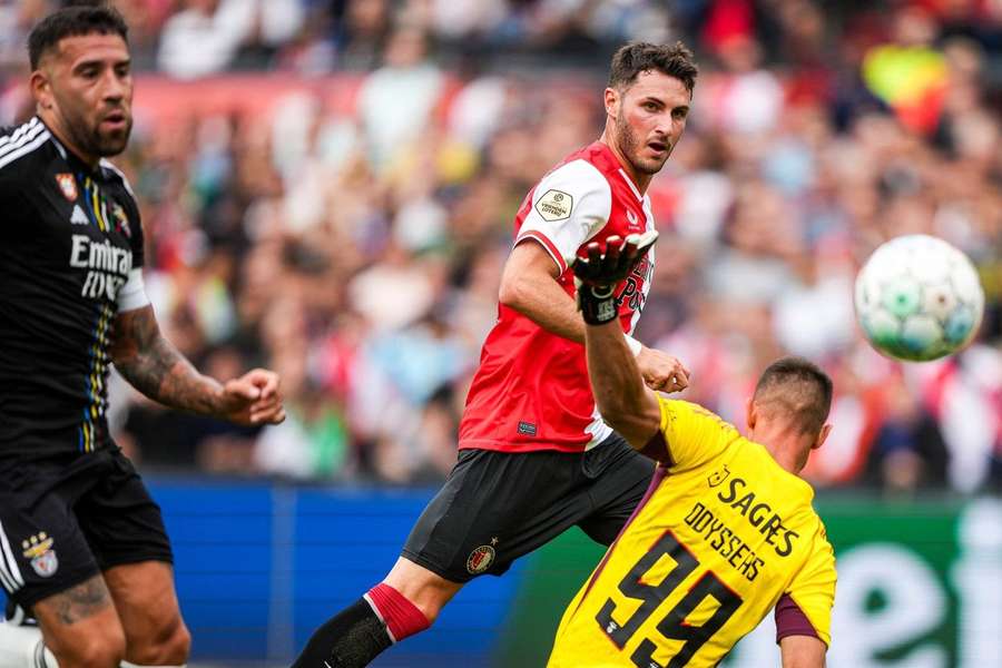 Santiago Giménez abriu caminho para a vitória do Feyenoord