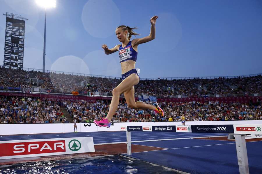 Ilona Mononen clears the final water jump