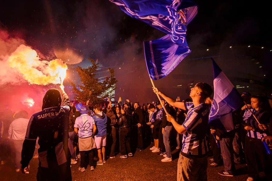 Festejos dos adeptos à port do Dragão