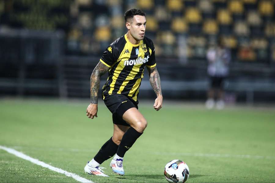 Mallo in action for Aris de Salonica