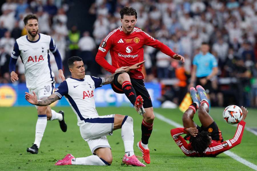 Pedro Porro, ante Mason Mount en la final de la Europa League