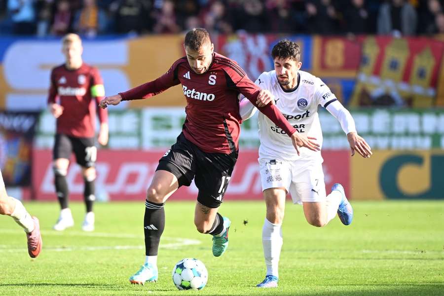 Martin Koscelník stíhá Matěje Ryneše v zápase Slovácka se Spartou.