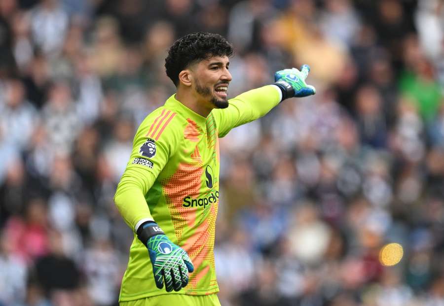 Altay Bayindir, del Manchester United, en acción contra el Newcastle