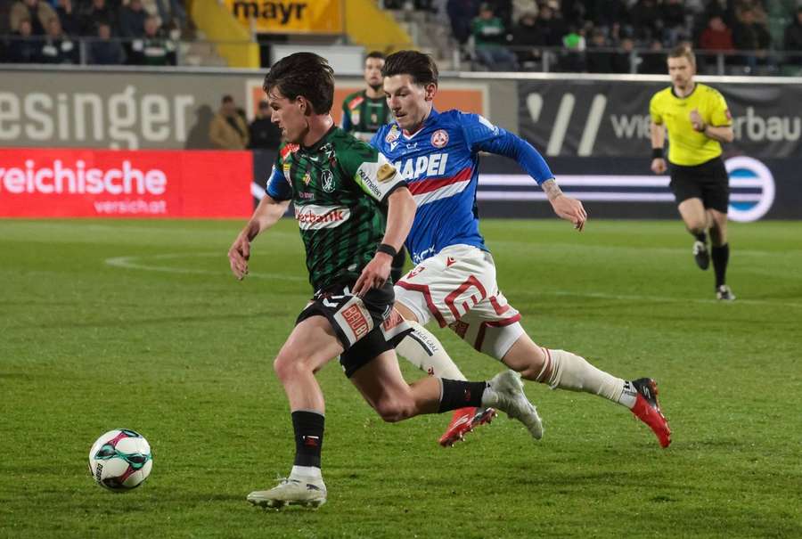GAK-Kicker Mark Grosse im Duell mit der alten Liebe Ried.