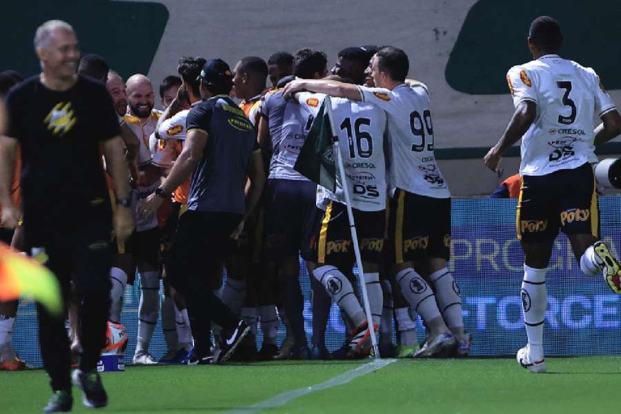 Jogadores do Novorizontino comemoram um dos gols marcados sobre o atual tricampeão paulista