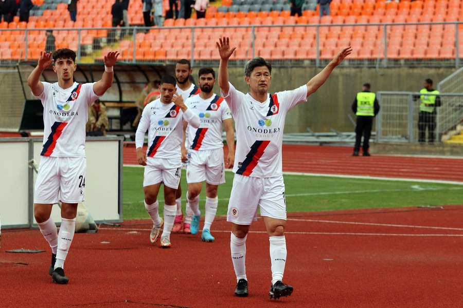 Kazu Miura com as cores da Oliveirense Kazu Miura com as cores da Oliveirense