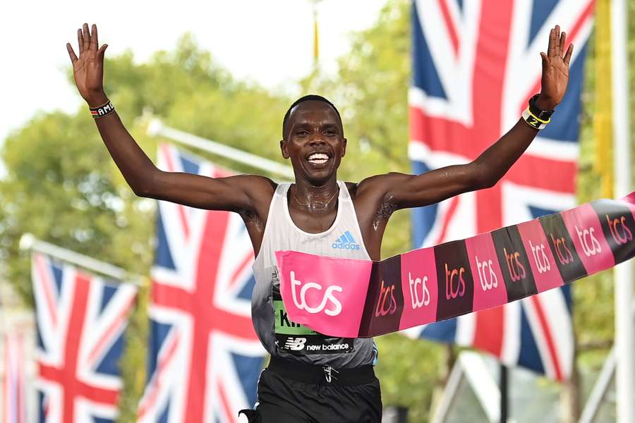 O queniano Amos Kipruto conquistou a Maratona de Londres em sua estreia na prova neste domingo (2)