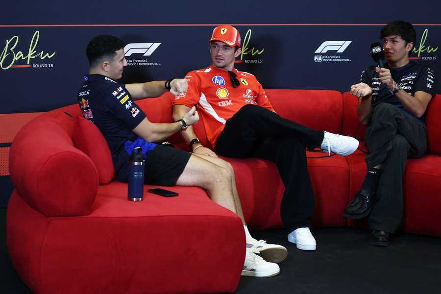 Isack Hadjar, Charles Leclerc und Alexander Albon auf der Pressekonferenz vor dem Großen Preis von Baku.