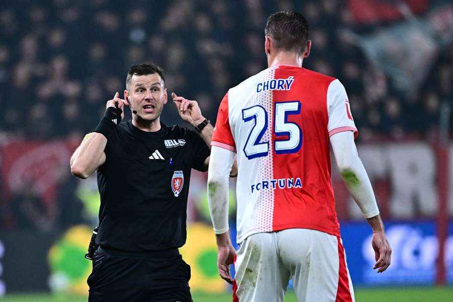 Rozhodčí Stanislav Volek v rozpravě s Tomášem Chorým v 316. derby pražských "S".