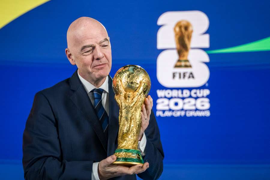 Infantino com o troféu da Copa do Mundo