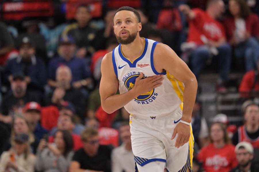 Stephen Curry em destaque no triunfo dos Warriors