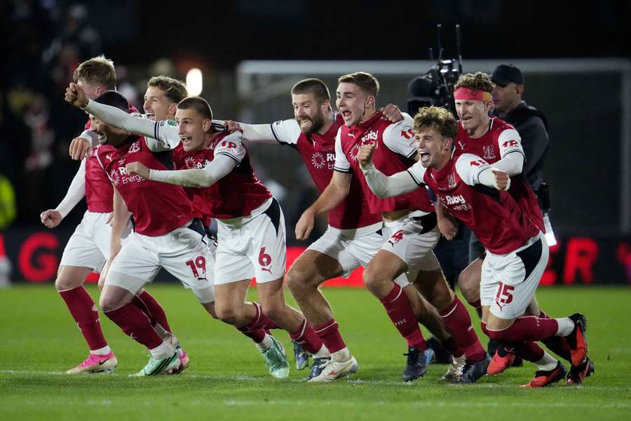 Die Sensation ist perfekt: Die Spieler von Fleetwood nach dem Sieg Die Sensation ist perfekt: Die Spieler von Fleetwood nach dem Sieg