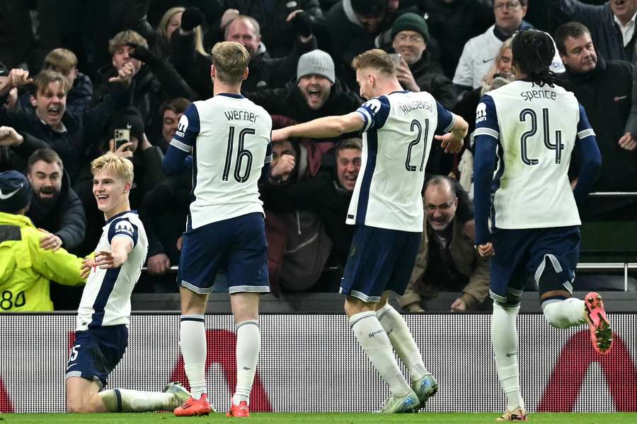 Lucas Bergvall fez o gol da vitória do Tottenham contra o Liverpool
