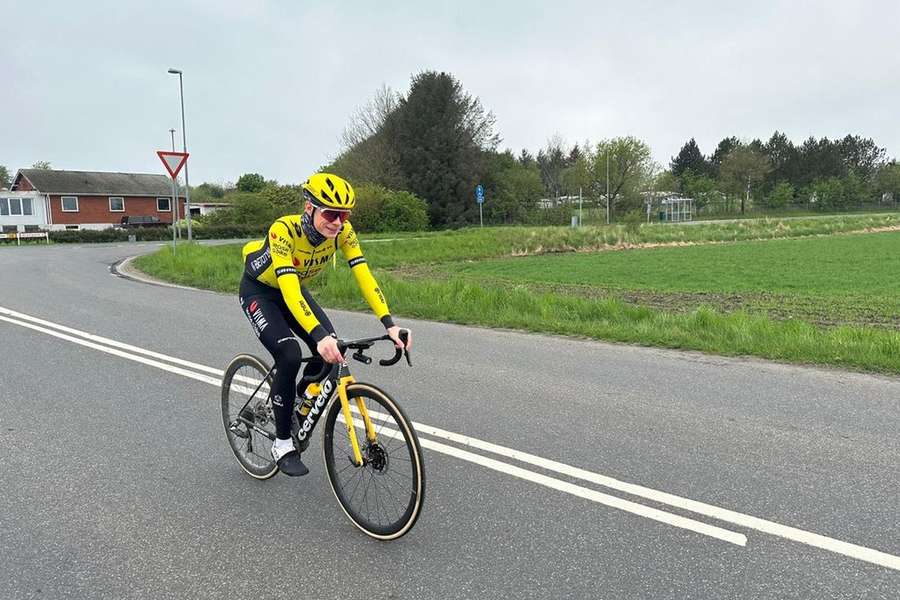 Jonas Vingegaard em cima da bicicleta