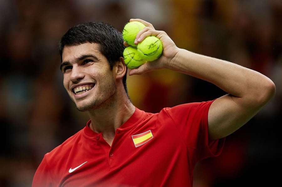 Carlos Alcaraz sonríe durante un partido de la Copa Davis.
