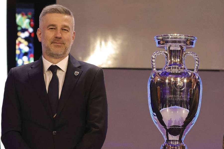 Edward Iordănescu și trofeul Euro 2024