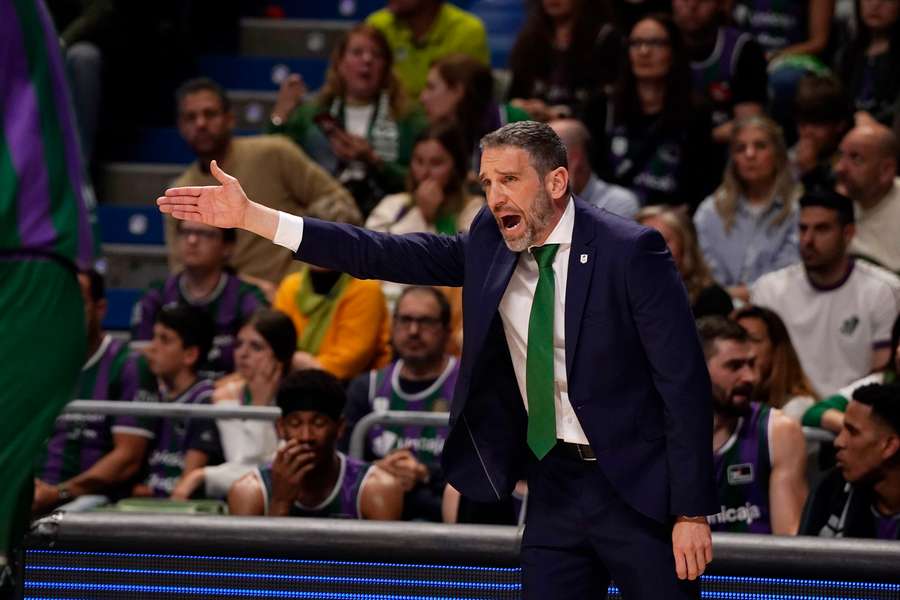 Ibon Navarro, dando instrucciones durante un partido