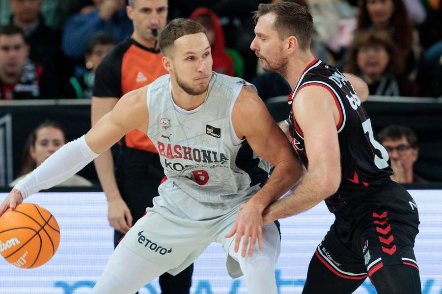 Tadas Sedekerskis ante Zoran Dragic en el Bilbao Basket-Baskonia